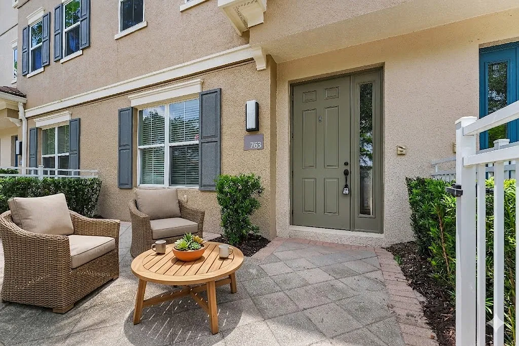 3 bed, 3.5 bath, 1964 sqft, $2,525 — Photo 2