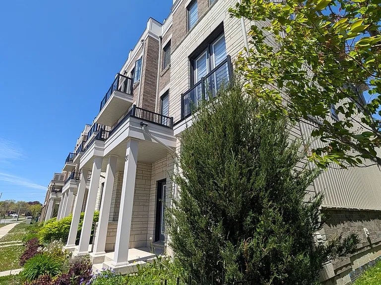 20 Clarington Blvd — Photo 2