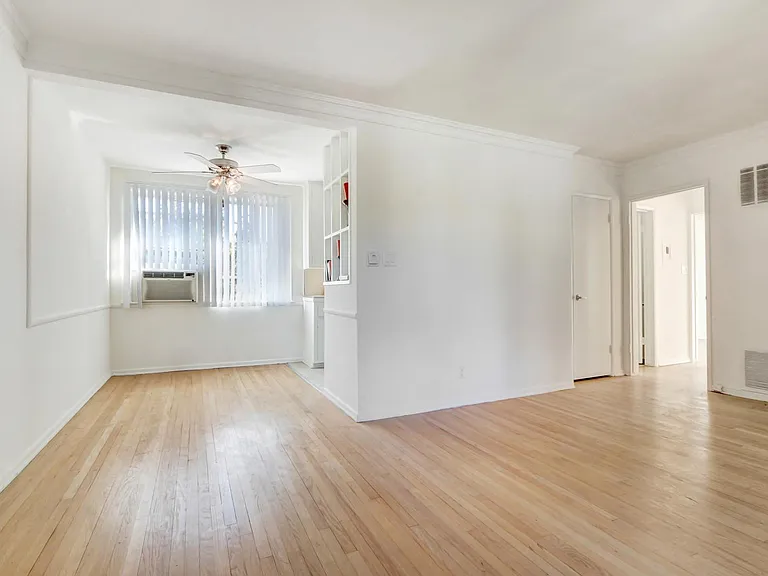 Hayworth Avenue Apartments — Photo 26