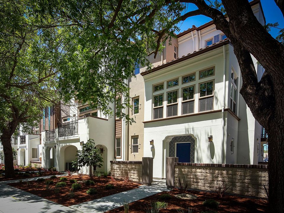 Corner Lot with Large Courtyard
