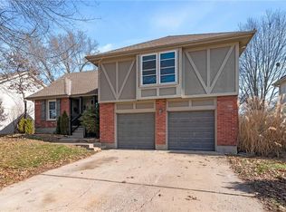 807 SW Savannah Dr, Lees Summit, MO 64081