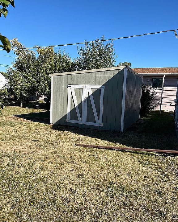 2nd image of 327 3rd St SE