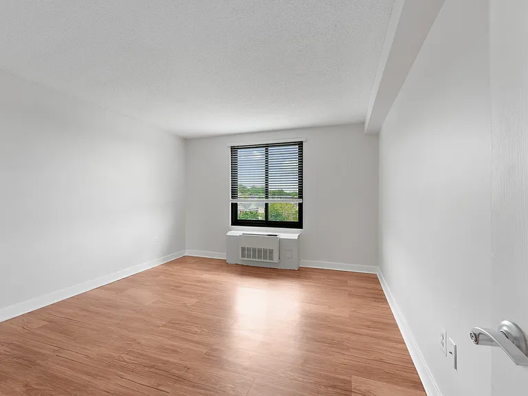Riverside Apartments — Photo 12
