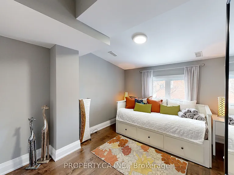 635 Christie St #UPPER — Photo 11