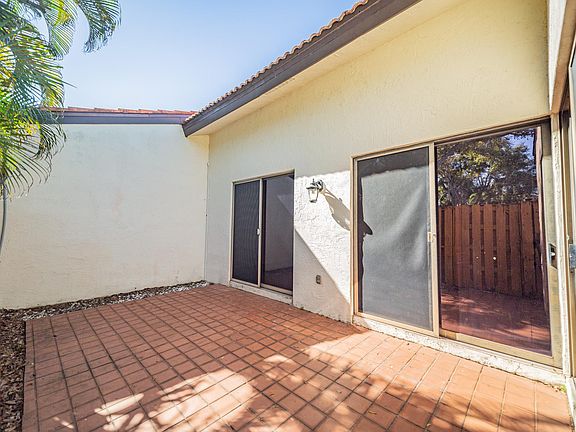 Private Fenced Lanai
