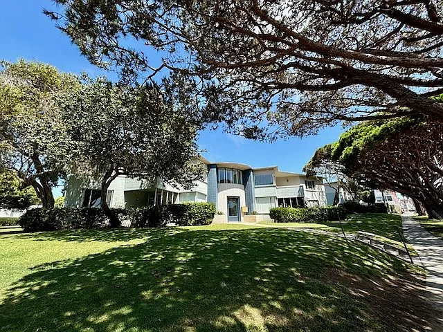5229 La Jolla Blvd