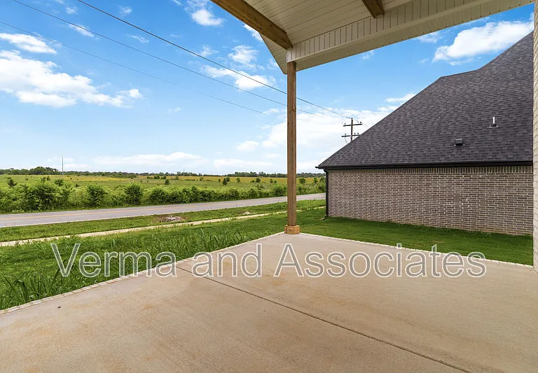 920 Trestle Ln — Photo 5