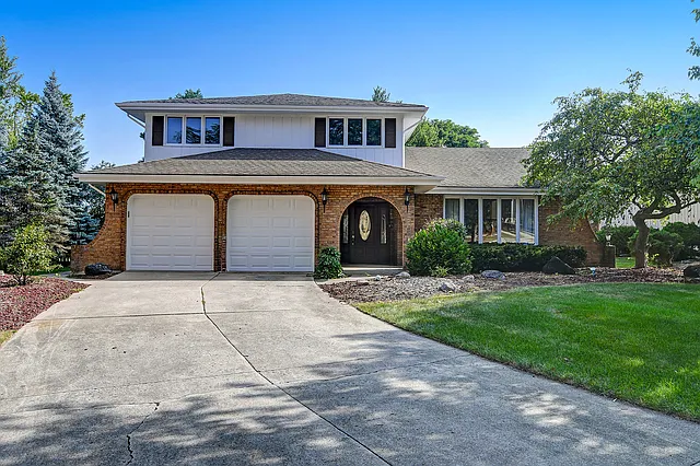 628 Camelot Dr photo 1