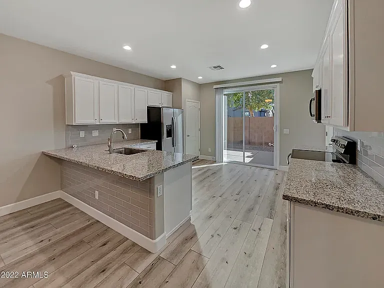 3 bed, 2.5 bath, 1517 sqft, $2,580 — Photo 3