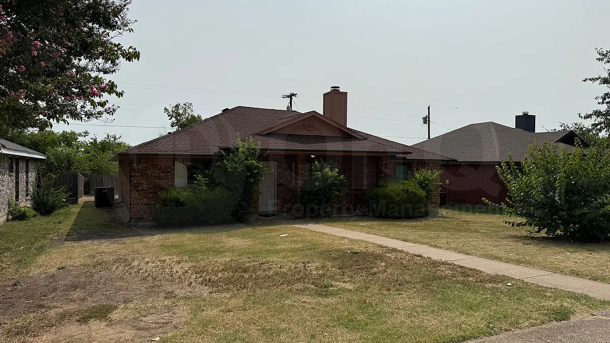 3 bed, 2.0 bath, 1383 sqft, $2,025 — Photo 1