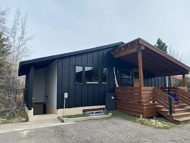 320 Chris Ln — Photo 1