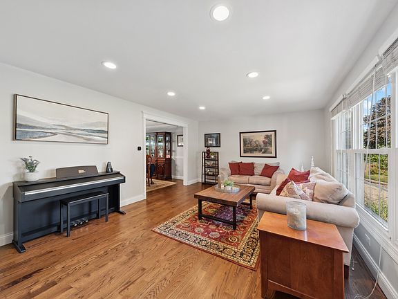 4th image of 808 N Douglas Ave