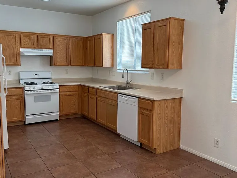 1260 Oak Village Ave — Photo 4