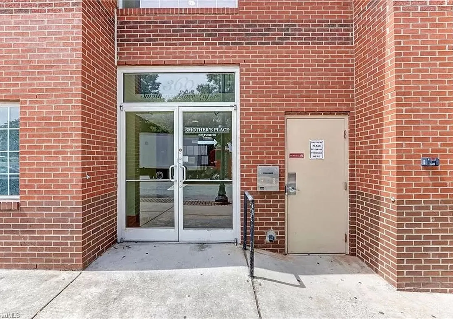 1 bedroom 1 bathroom Downtown Living Spacious Condo in the heart of Greensboro — Photo 2