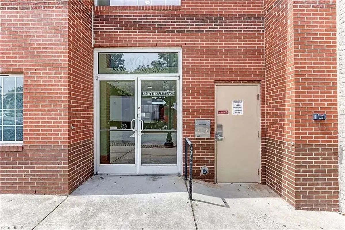Building Photo - 360 S Elm St #204