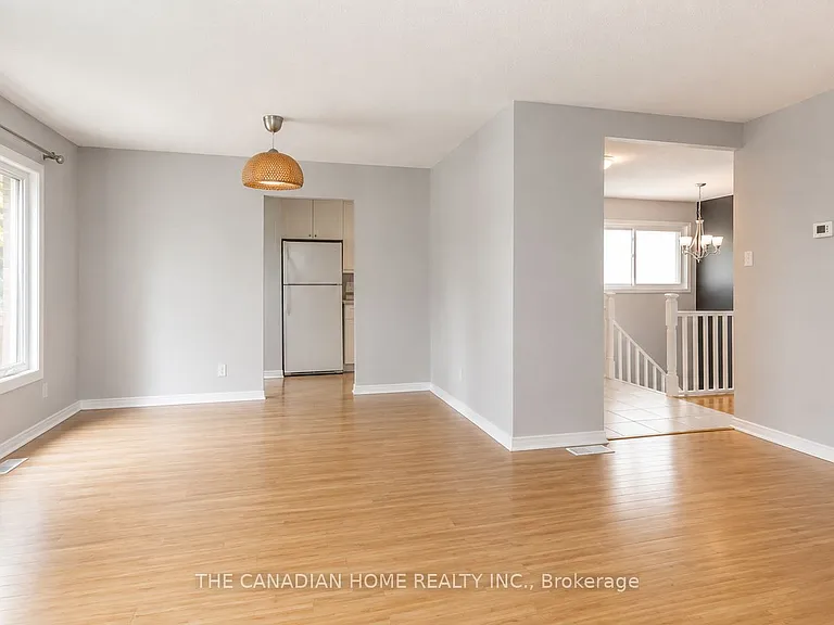 802 Pam Cres — Photo 8