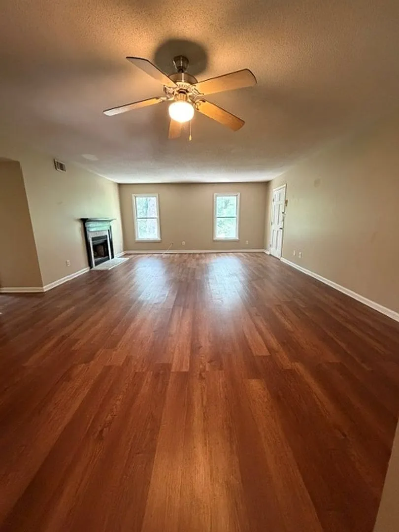 Inviting Two-Bedroom Home Near Savannah's Islands — Photo 1