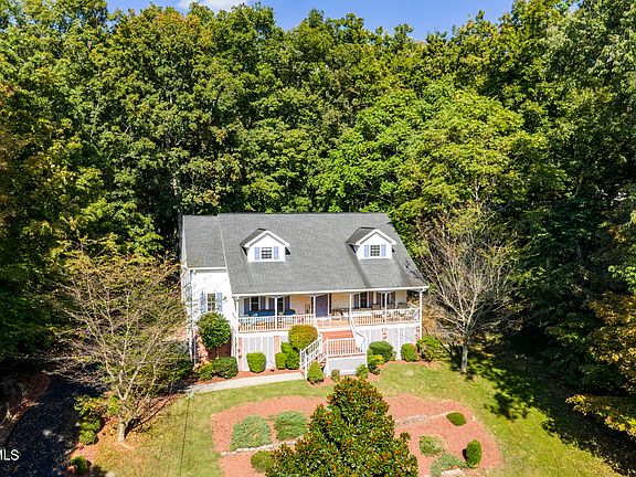 3rd image of 144 Blue Bird Dr