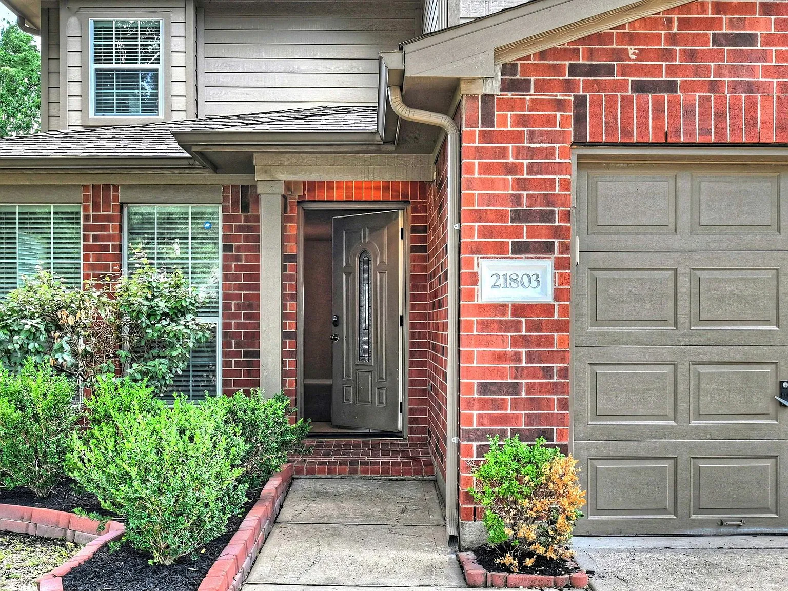 4 bed, 2.5 bath, 2690 sqft, $2,295 — Photo 4