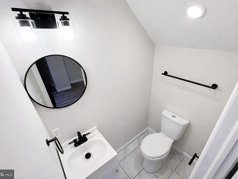 2600 E Hoffman St — Photo 11