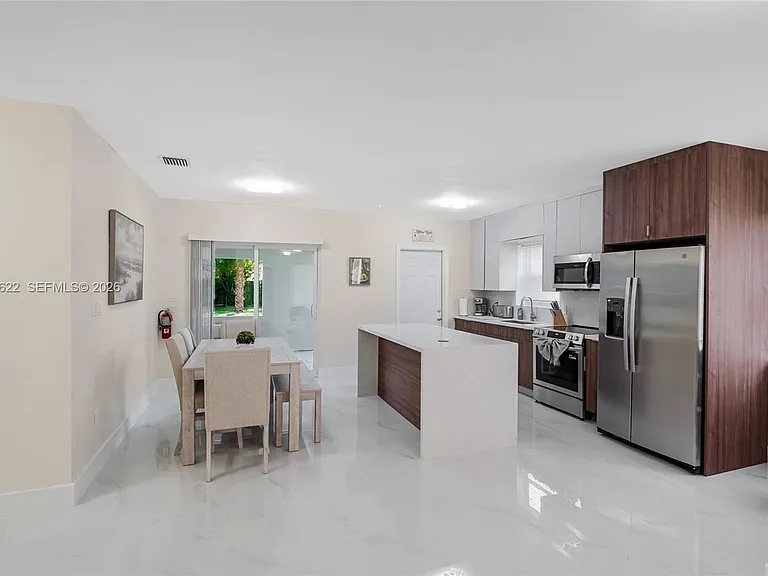 1021 NE 3rd Ave — Photo 16