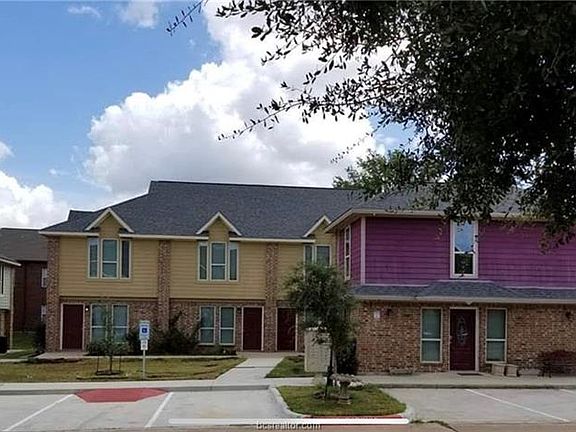 3rd image of 903 Balcones Dr #1