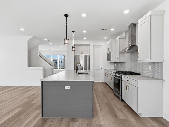 4th image of 401 Cranford Way