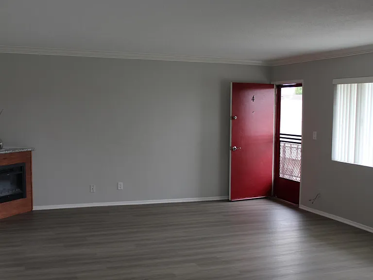3721 E 8th St #4 — Photo 10