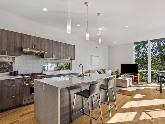 5th image of 2502 E Olive Street
