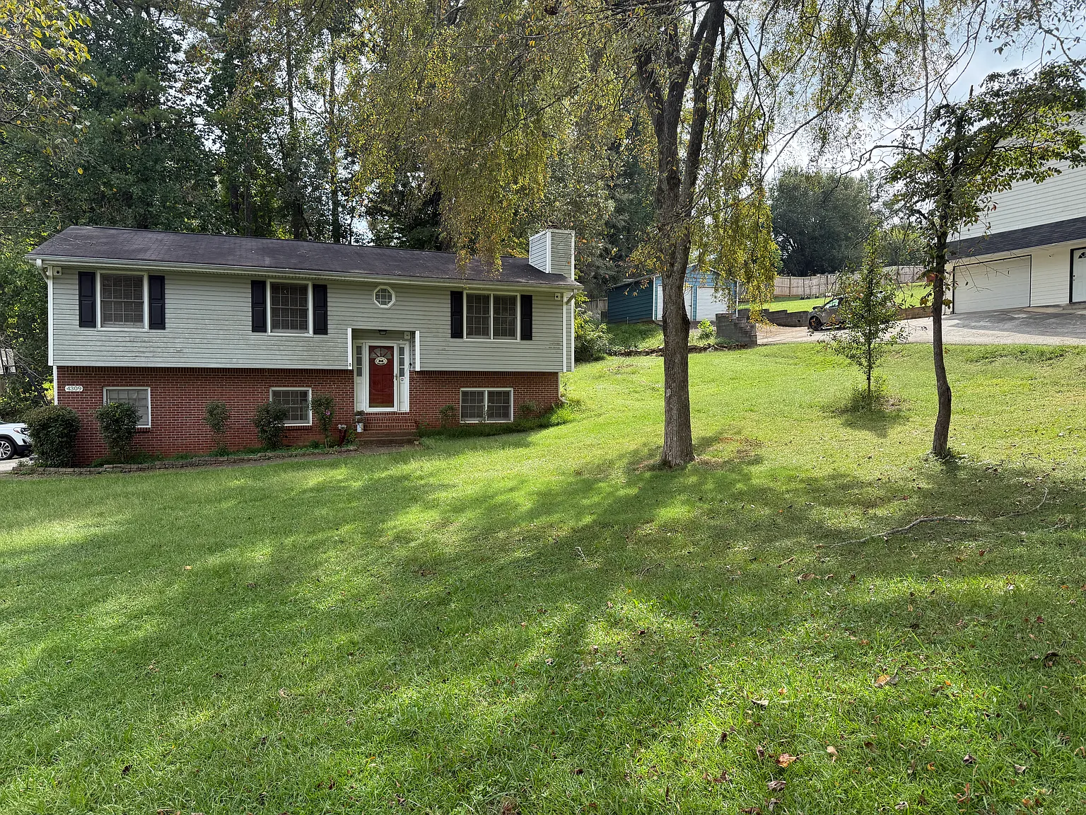 5 bed, 2381 sqft, $2,400 — Photo 2