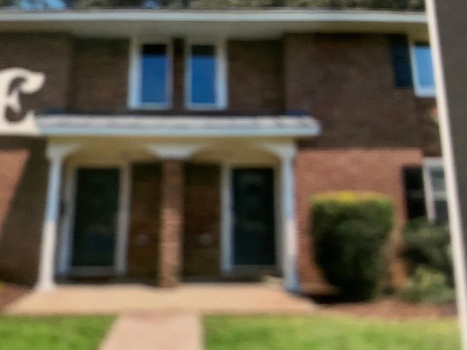 I have never advertised this townhouse, so I really don't have any photos and it's occupied.
