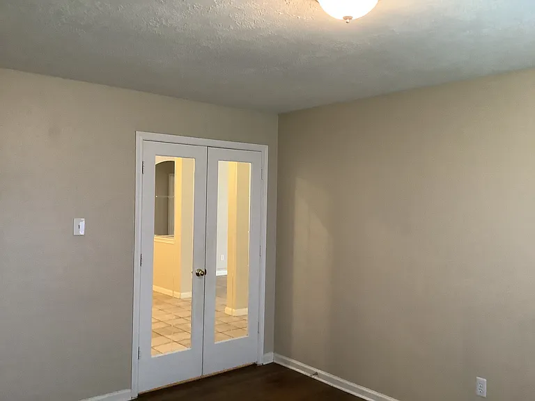 1423 Hunter Green Ln — Photo 9
