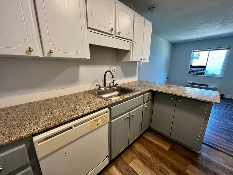 Creekside Apartments — Photo 6