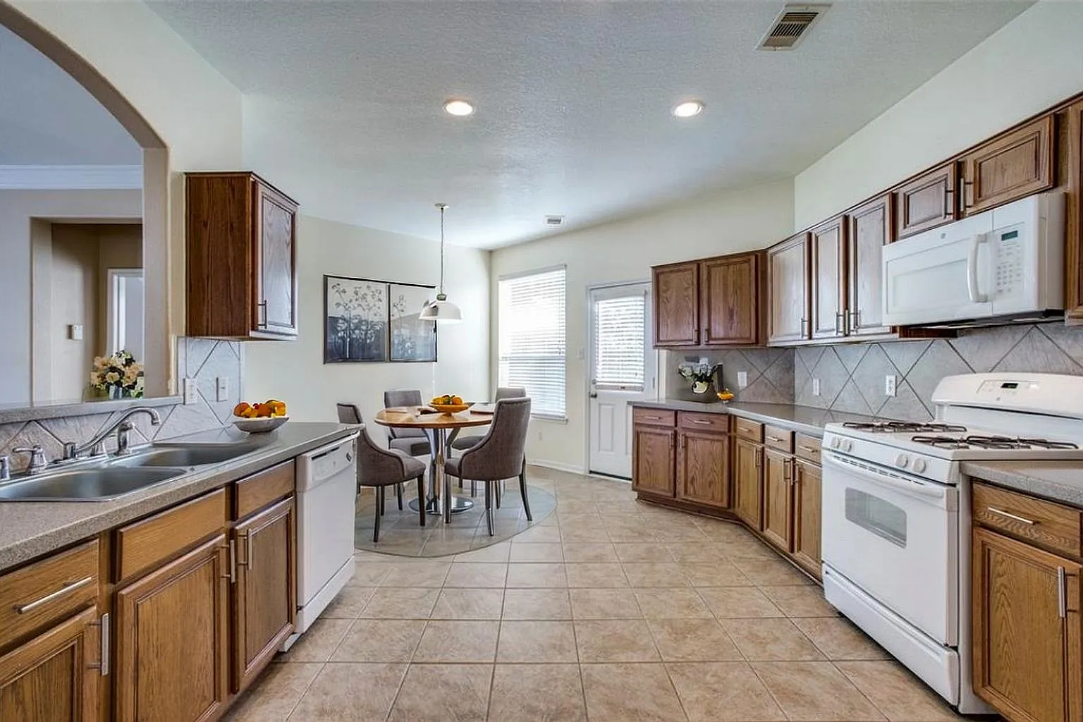 4 bed, 2.5 bath, 3111 sqft, $2,250 — Photo 4
