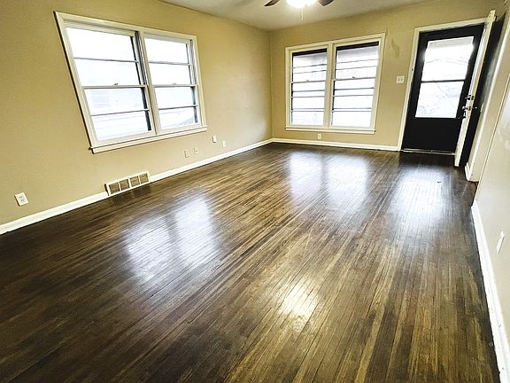 832 N Illinois Livingroom 2_01312025