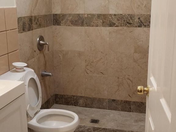 5th image of 373 Peoria St APT 1