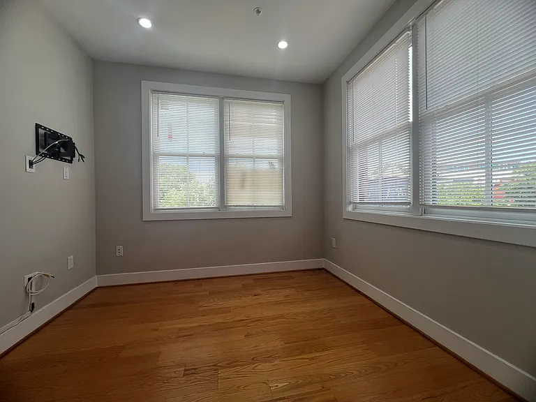 1209 G St SE #8 — Photo 10