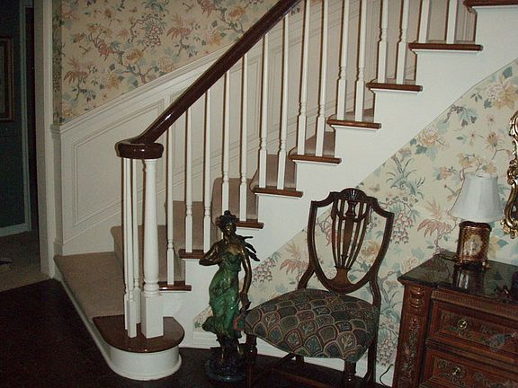FRONT ENTRY HALL BOTTOM OF STAIRS 16X13
						:
						CUSTOM CURVED STAIRCASE