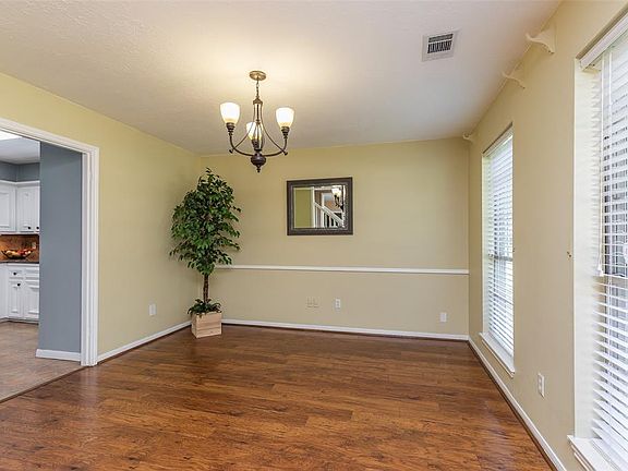 Elegant formal dining room creates an amazing space for those family gatherings. Kitchen access to the left.