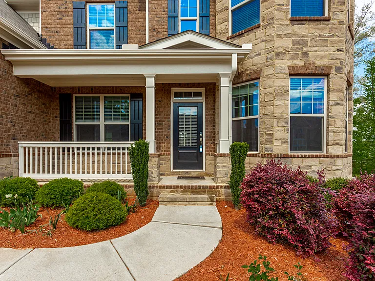 930 Hampton Oaks Dr — Photo 4