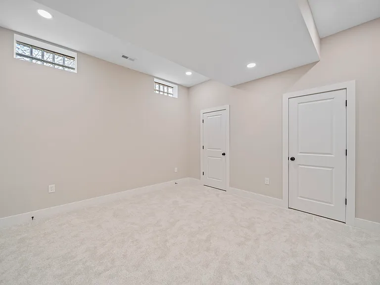 2589 Dayton Ave — Photo 50