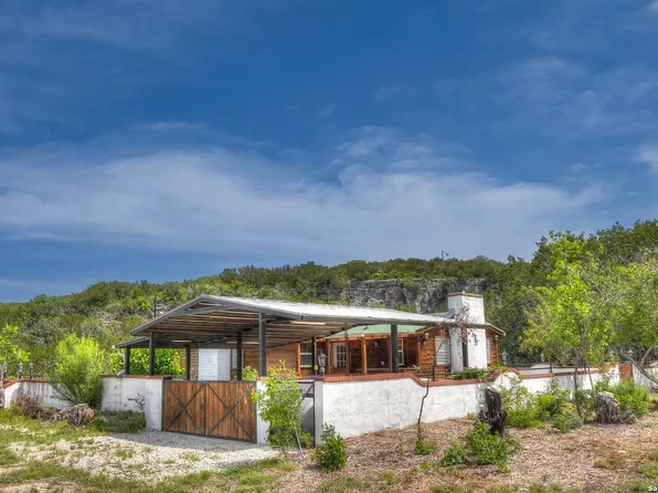297 Bluff Creek Road, Leakey, TX 78873