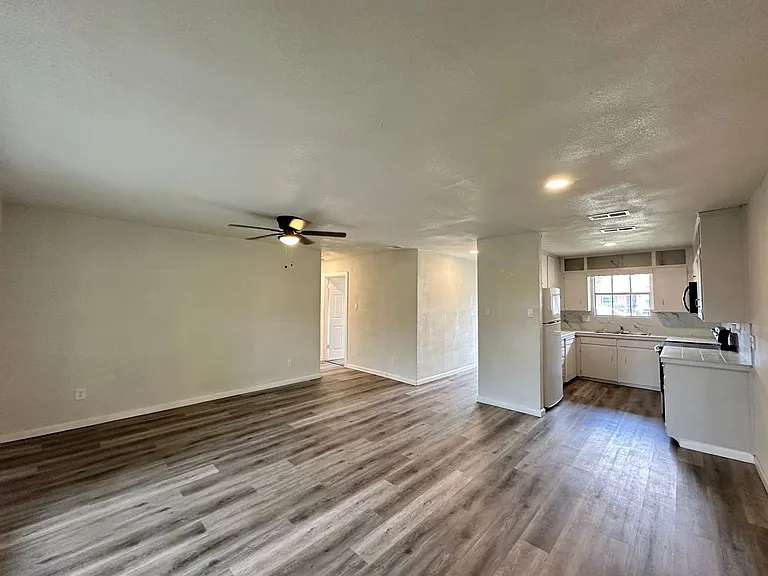 1410 Hammond Dr — Photo 4