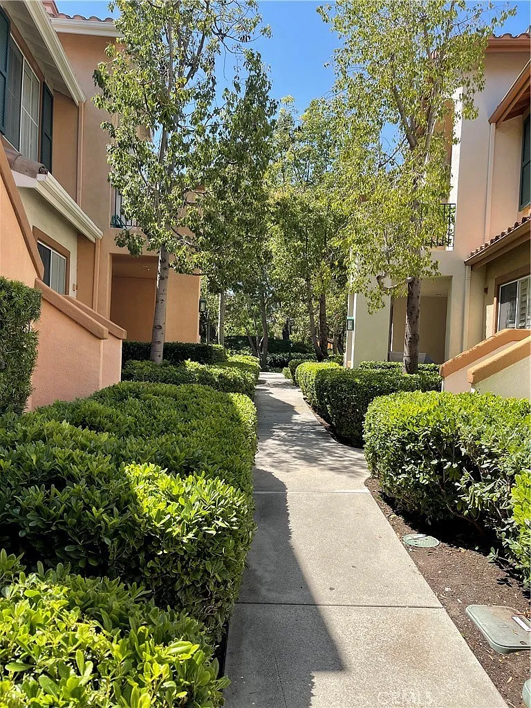 2 bed, 1330 sqft, $3,650 — Photo 3