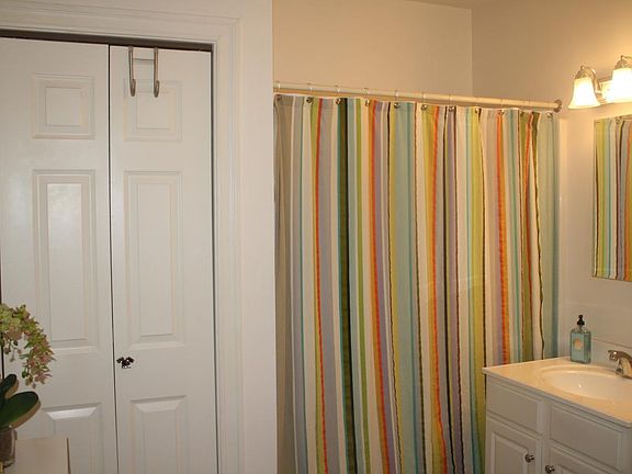 Large bath with laundry