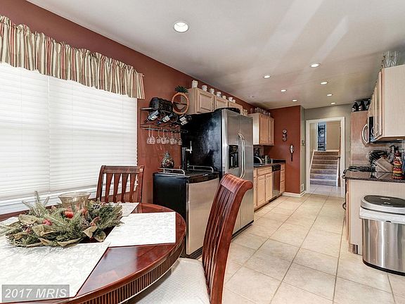 Kitchen w/ ceramic tile floor