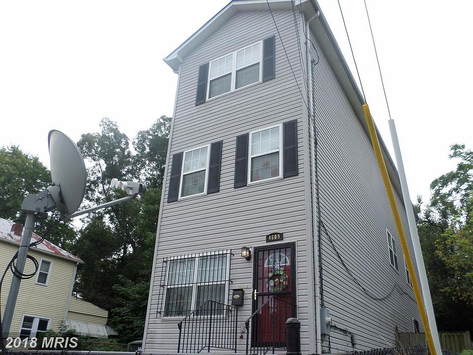 2nd image of 4609 Kane Pl NE