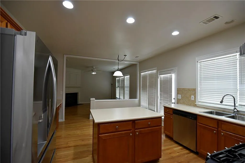 5 bed, 2.5 bath, 2324 sqft, $2,800 — Photo 4