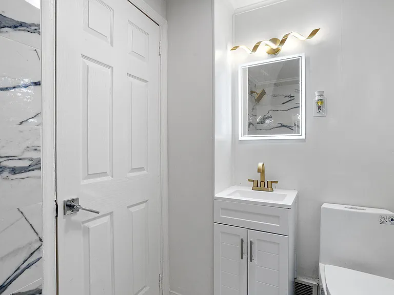 Oxford Cir — Photo 11