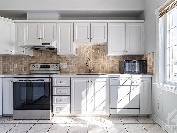 4th image of 1309 Meadowlands Dr E